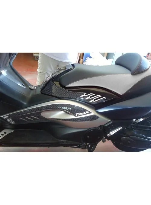 2 ADESIVI 3D GRANDI NERI-CARBONIO TUNING T MAX per SOTTO SELLA MOTO YAMAHA TMAX 08-11